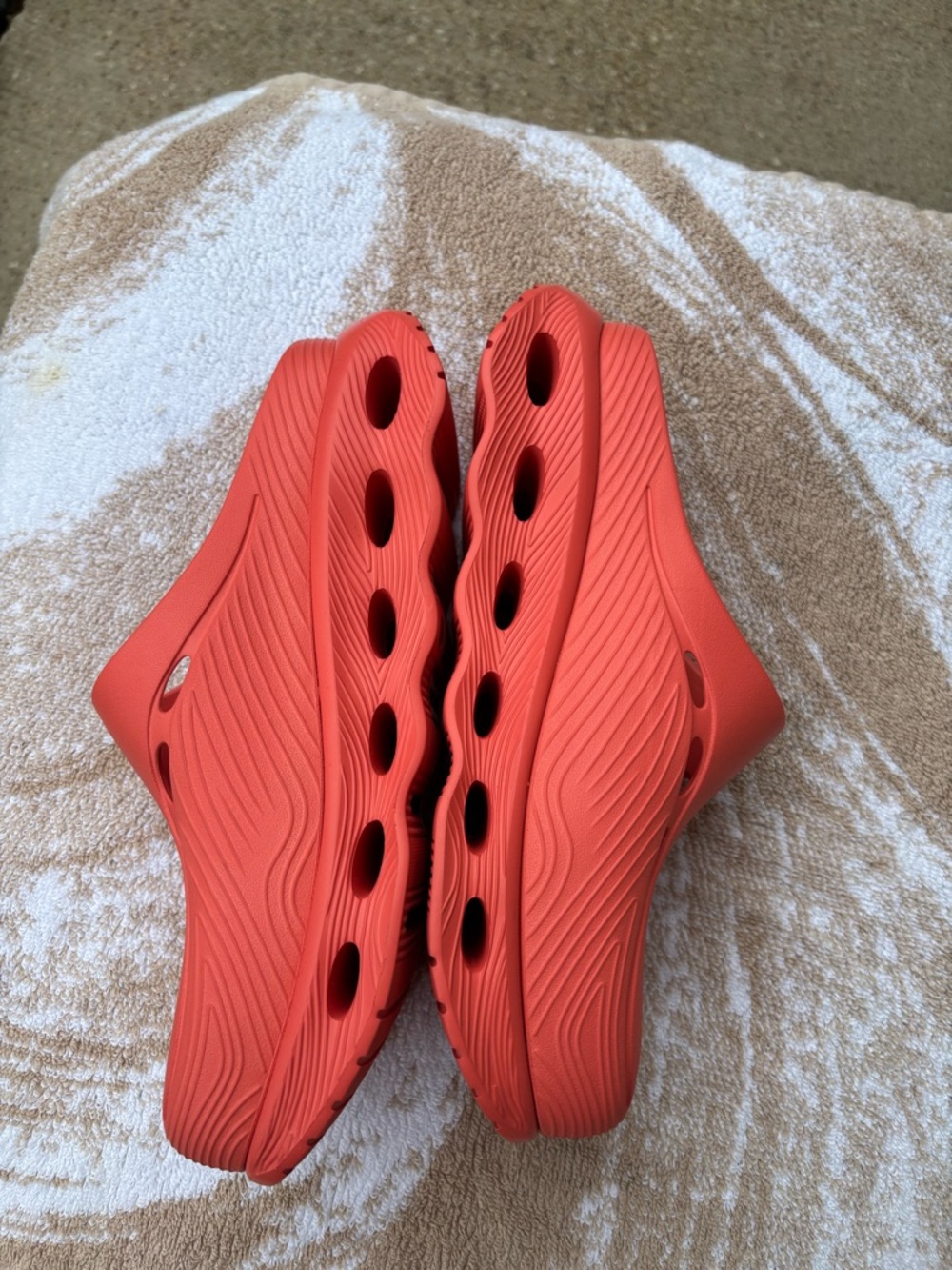 Hunter women’s or men’s Coral Red Slip-On Clog Sandals - Picture 2 of 5